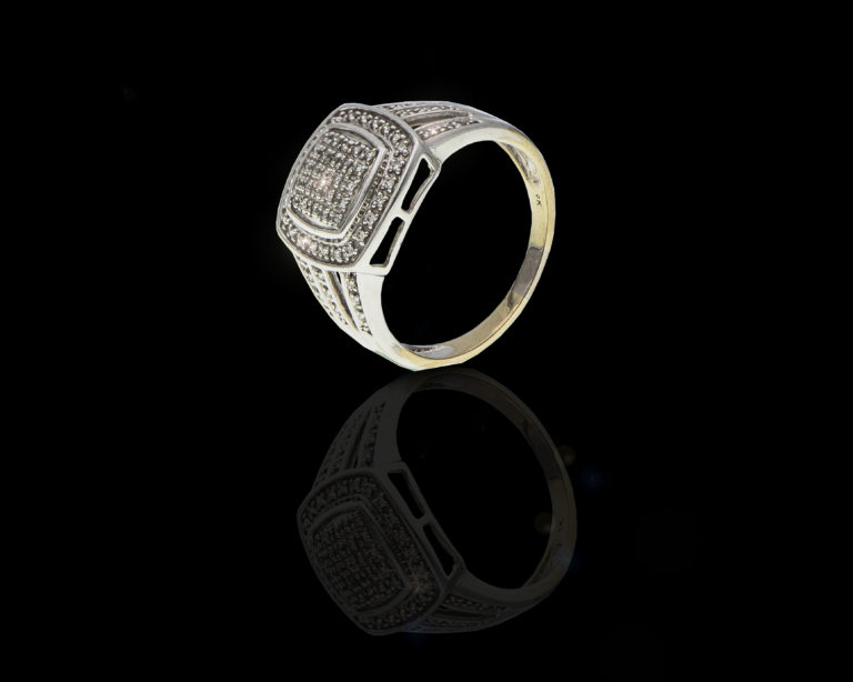 5.1 grams 9 carat White Gold Diamond Illusion Set Ring