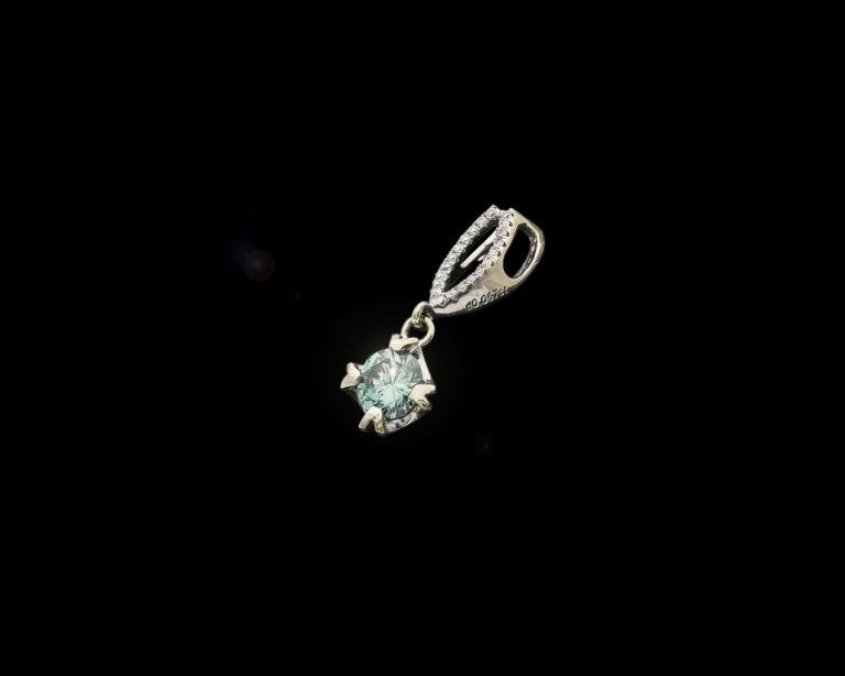 Enhancing White Gold Diamond Pendant