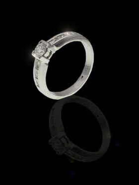 4.3 grams 18 carat White Gold Diamond Engagement Ring