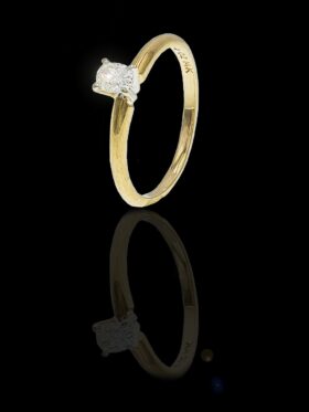 1.7 grams 14 carat Yellow Gold Diamond Solitaire Ring