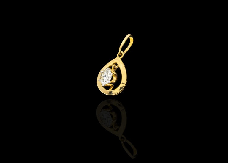 1.4 grams 18 carat Yellow Gold Diamond Pendant