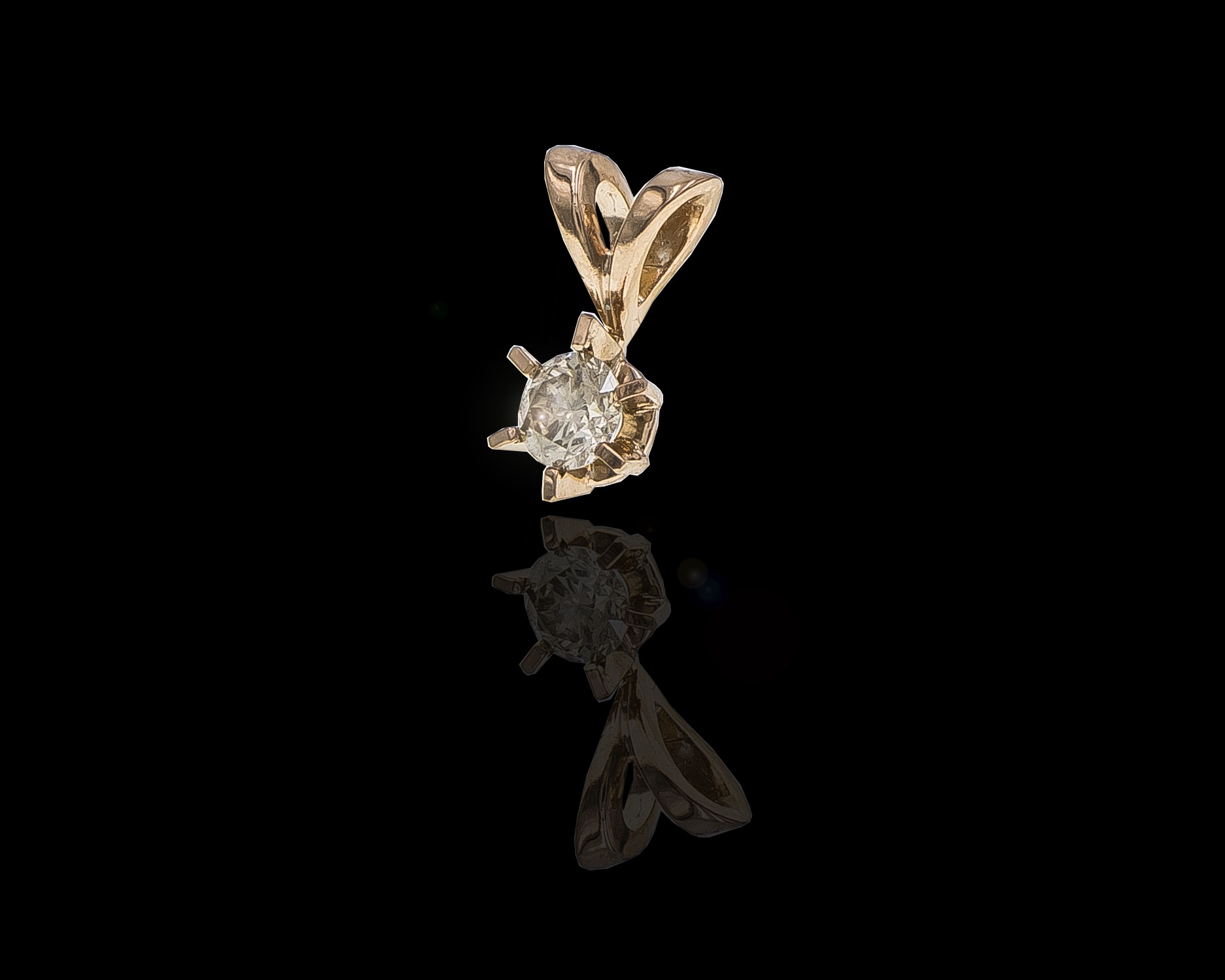 2.3 grams 18 carat Rose Gold Diamond Pendant