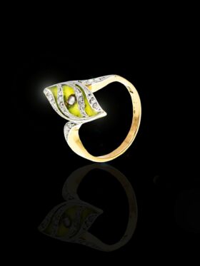 3 grams 14 carat Pearl, Enamel and Diamond Vintage Ring