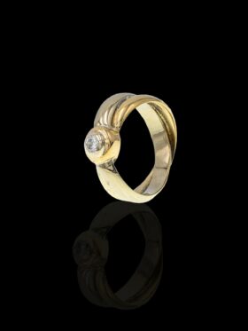 6.6 grams 9 carat Two Tone (Yellow and White Gold) Cross over band Diamond Solitaire Ring