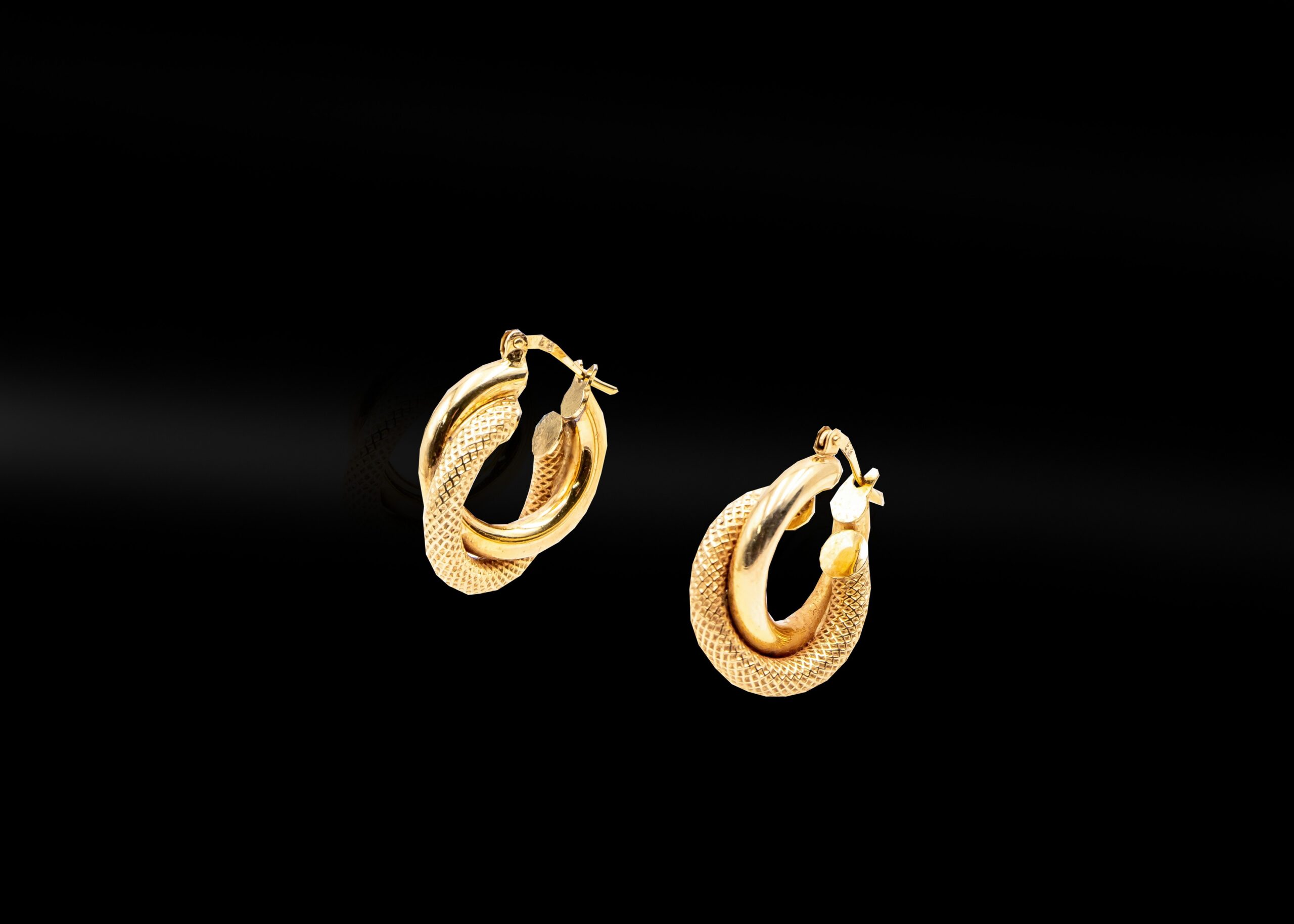 3.8 grams 9 carat Yellow Gold Loop earrings