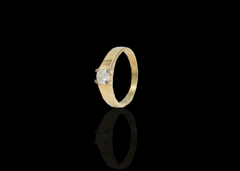 3.8 grams 18 carat Yellow Gold Diamond Solitaire Ring