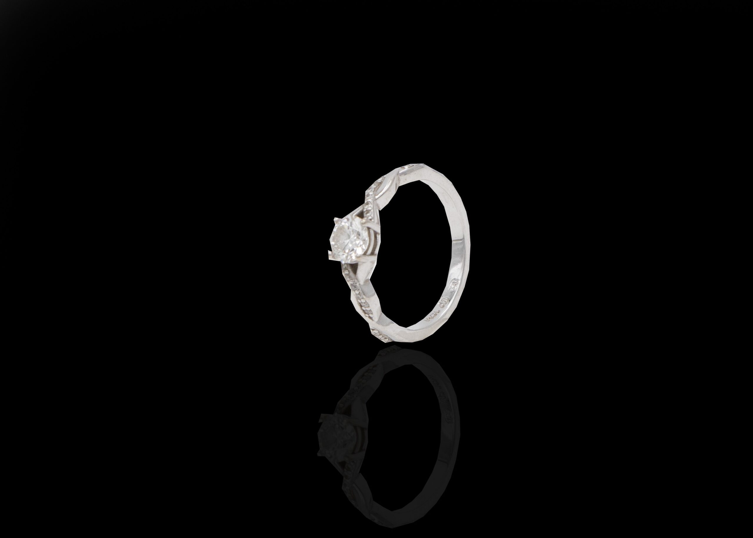 2.5 grams 14 carat White Gold Diamond Engagement Ring