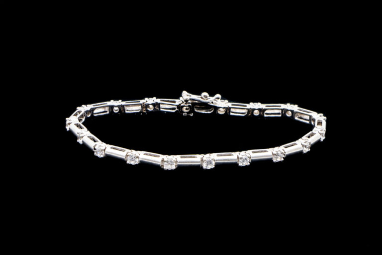 9.9 grams 9 carat White gold Cubic Zirconia Tennis Style Bracelet