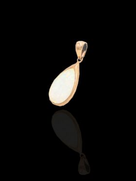 1.4 grams 9 carat Yellow Gold Opal Pendant