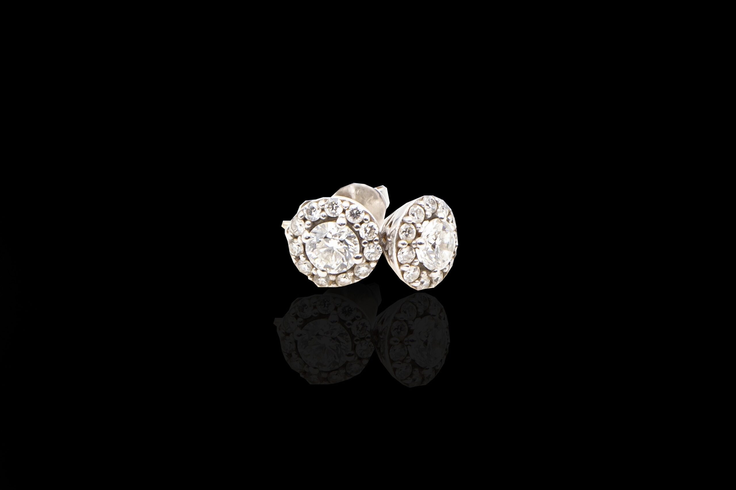 3 grams 18 carat White Gold Diamond Stud Earrings