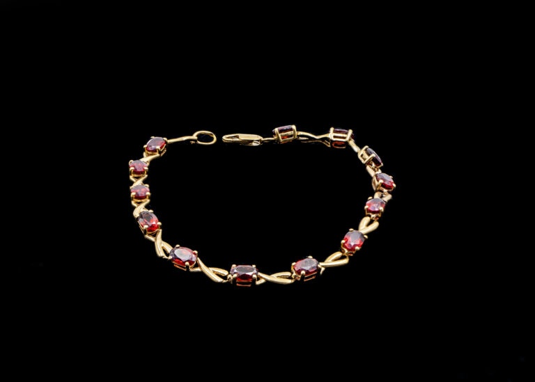 6.6 grams 9 carat Yellow Gold Garnet Bracelet