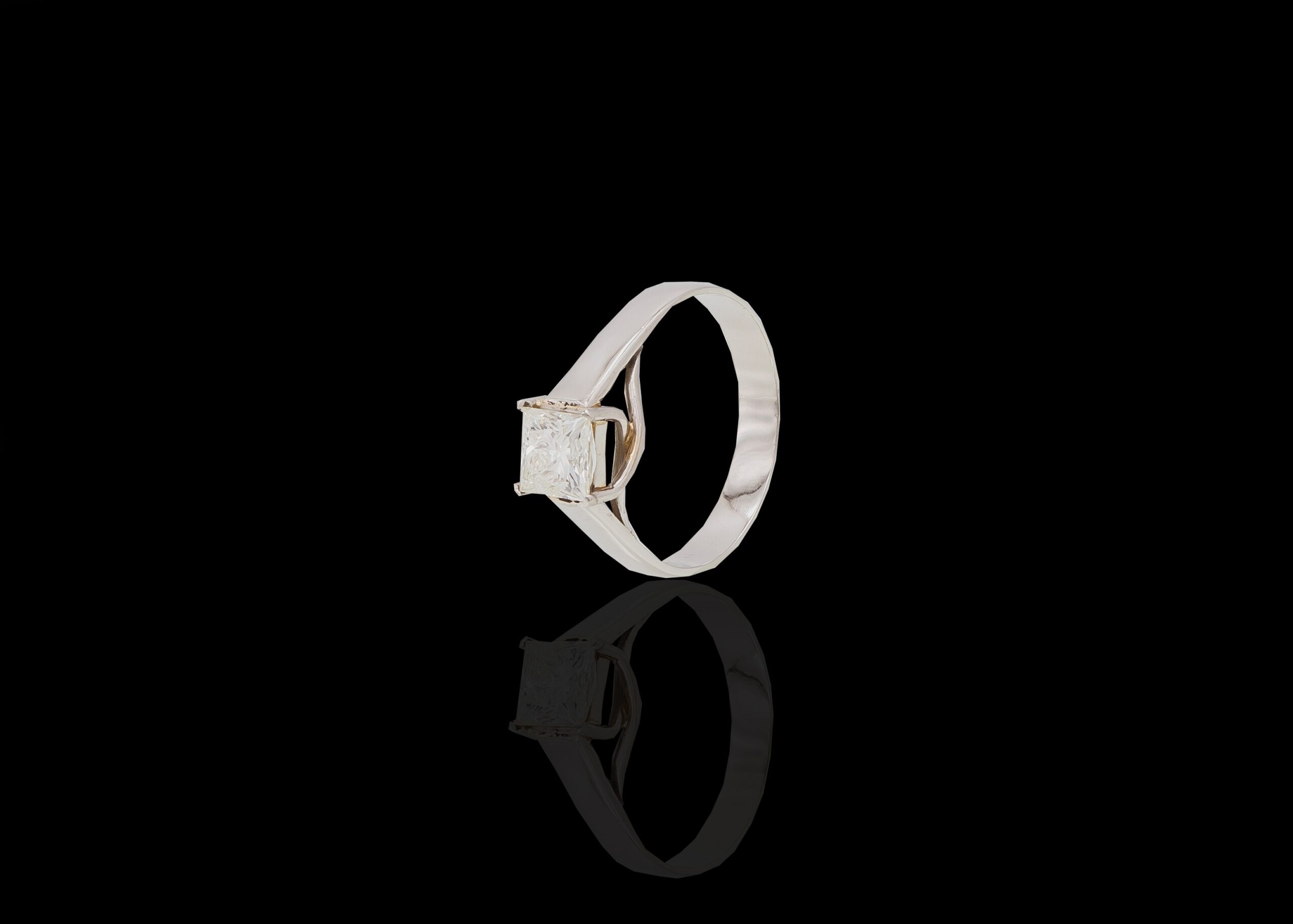 CI0002072 - 4.1 grams Platinum Diamond Solitaire Ring
