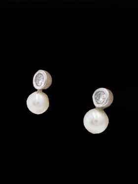 CI0002098 - 1 gram 9 carat White Gold Pearl & Diamond Stud Earrings (No Butterflies)
