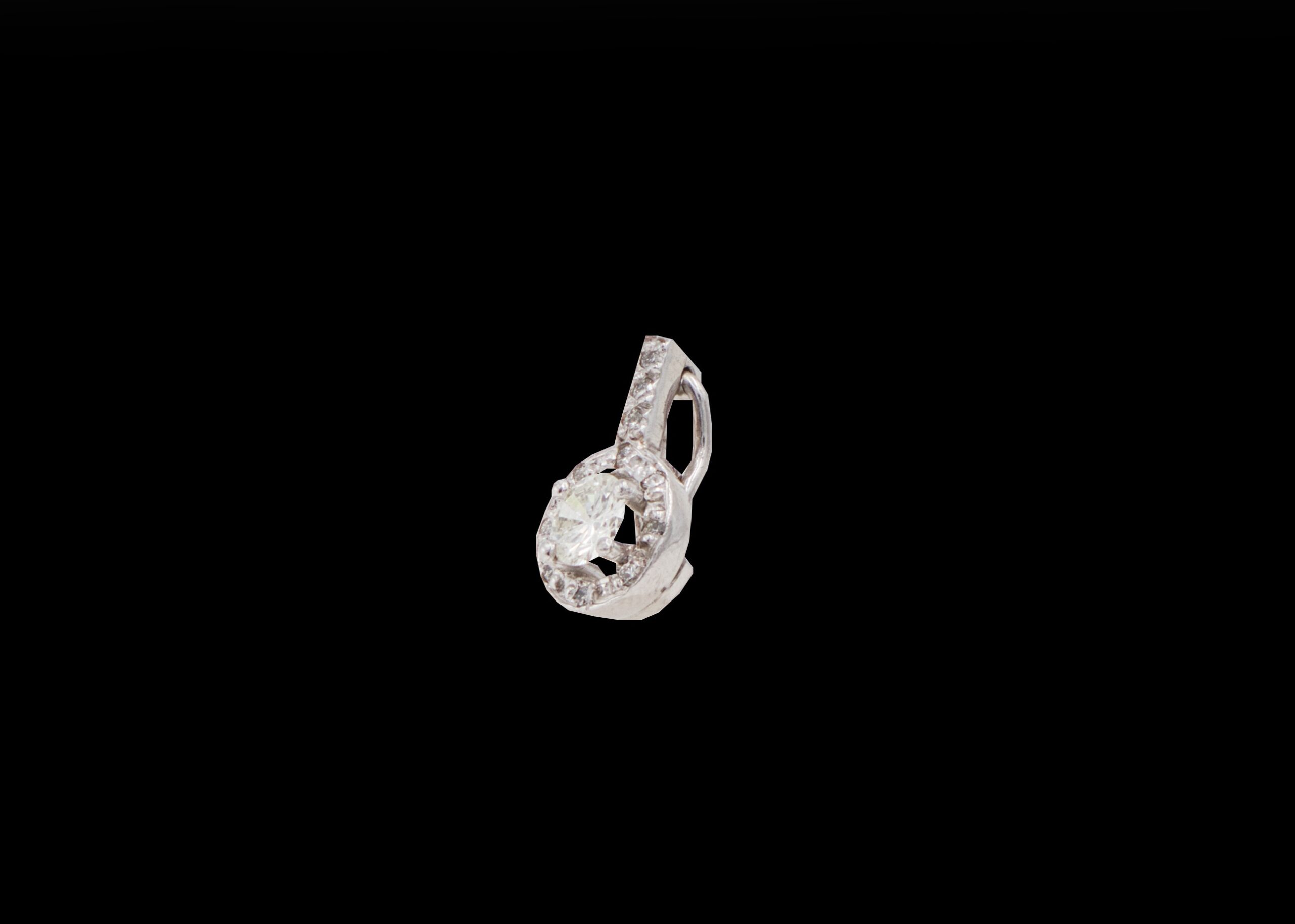 CI0002100 - 2 grams 14 carat White Gold Diamond Halo Pendant