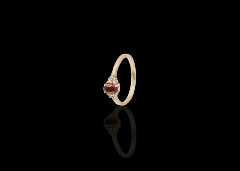 CI0002146 - 2.1 grams 9 carat Yellow Gold Garnet & Diamond Ring