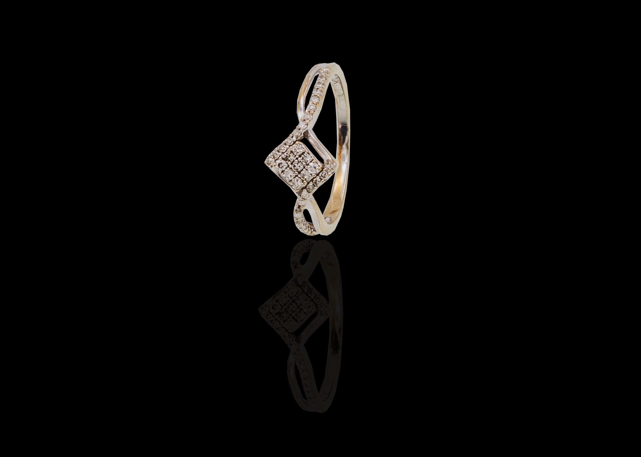 CI0002227 - 2.3 grams 9 carat White Gold Diamond Illusion Set ring