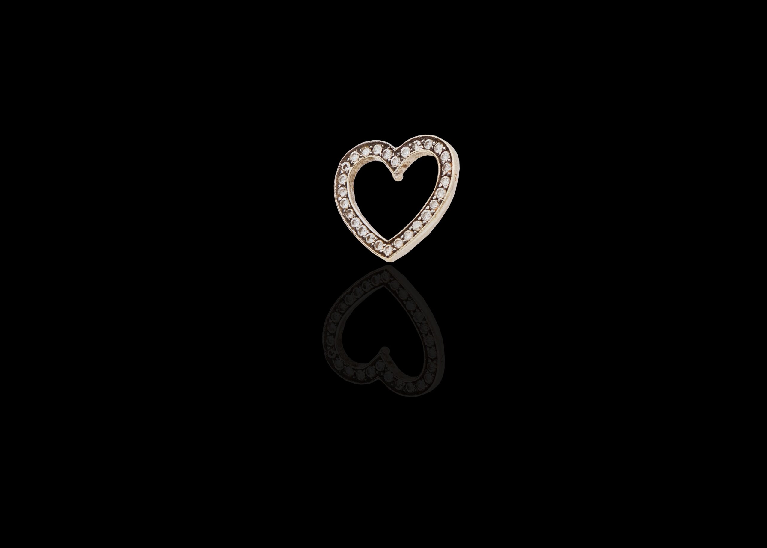CI0002249 - 0.6 grams9 carat White Gold Diamond Heart Pendant