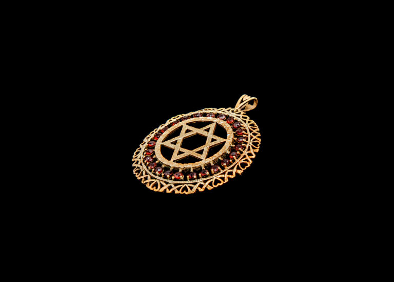 CI0001234 - 7.5 grams 9 carat Yellow Gold Gemstone Star of David Pendant