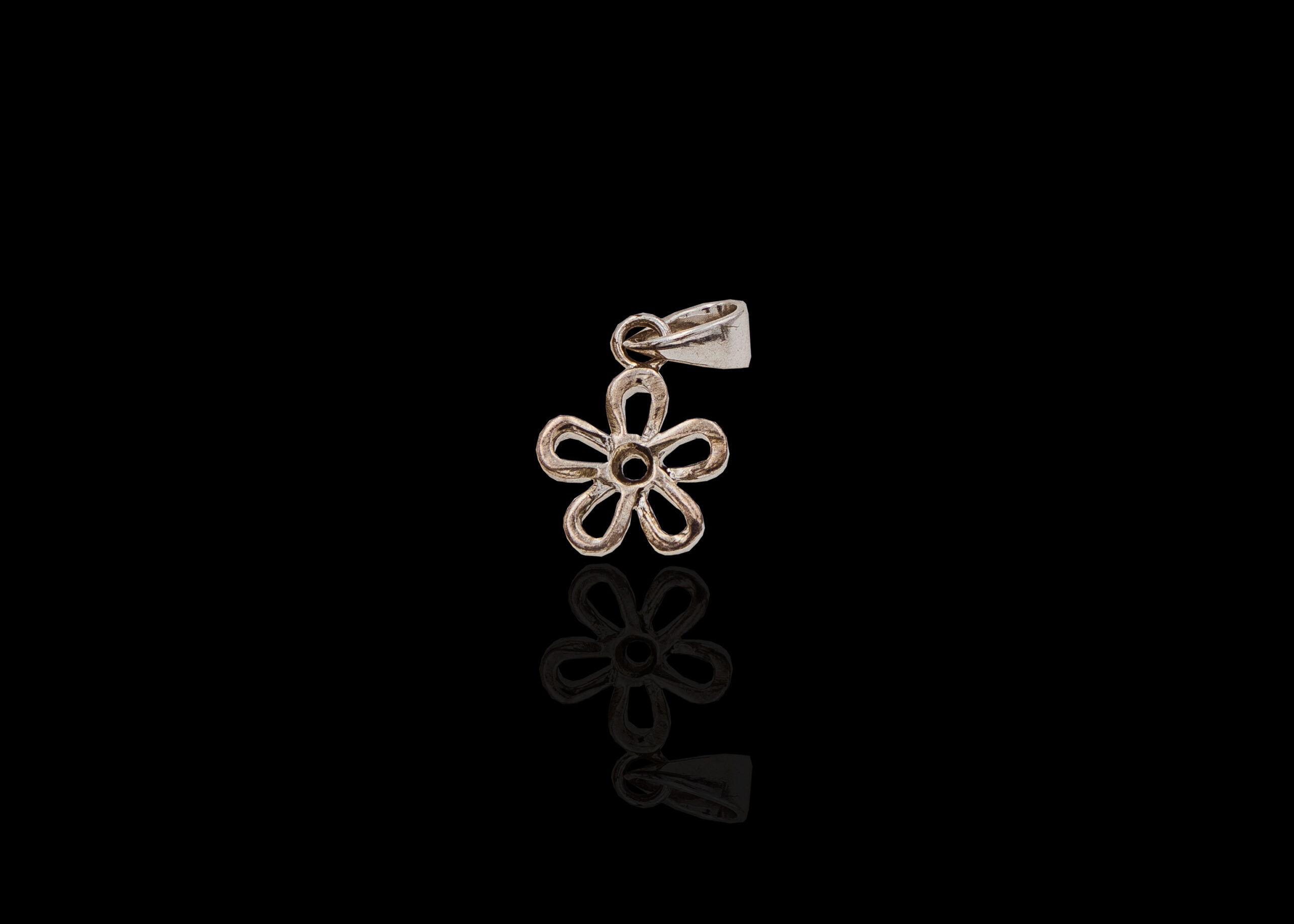 CI0001254 - 0.7 carat White Gold Flower Charm or Pendant