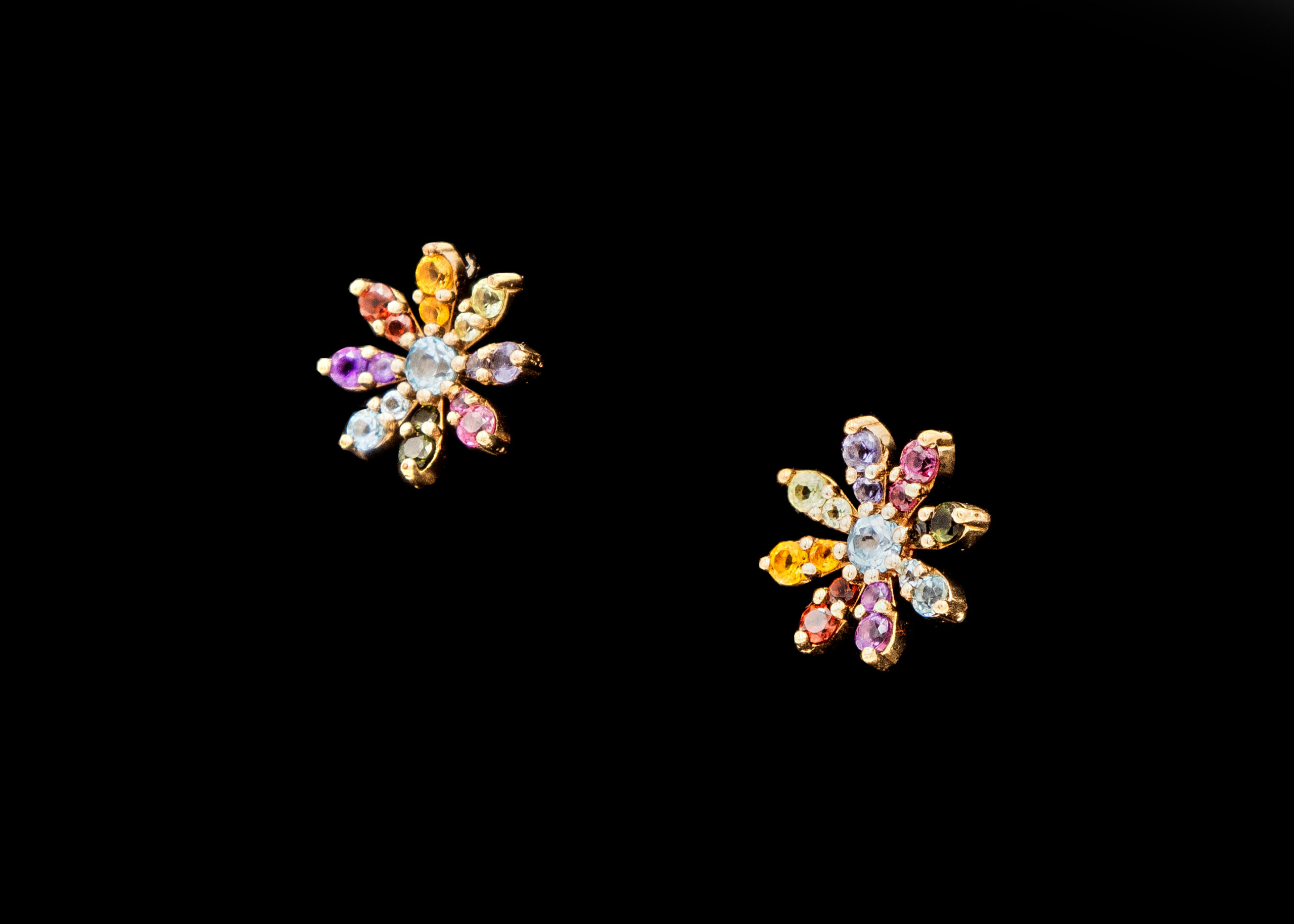 CI0001311 - 3 grams 9 carat Yellow Gold Floral Design Gemstone Stud Earrings