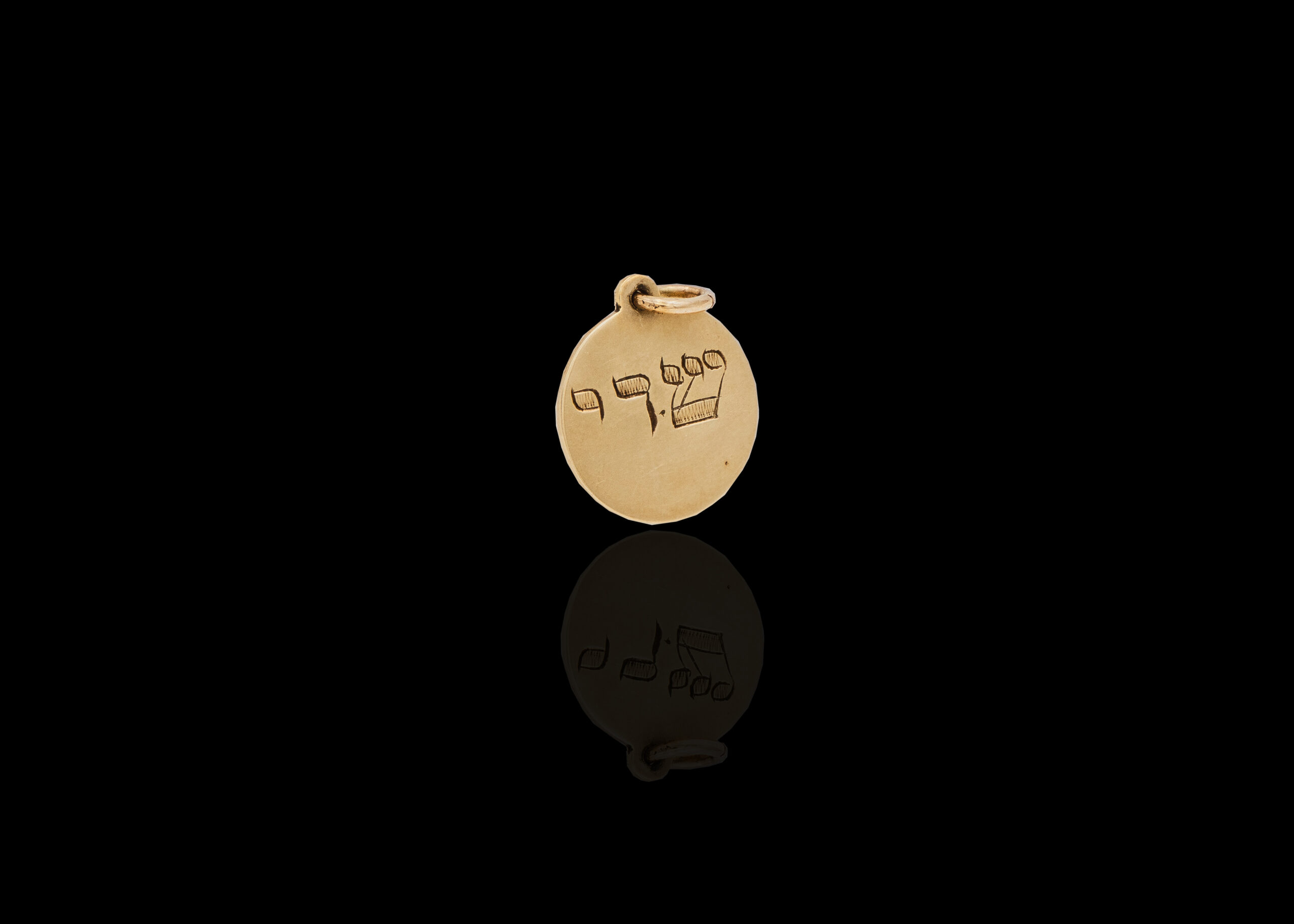 CI0001381 - 1.6 grams 9 carat Yellow Gold Charm Disc