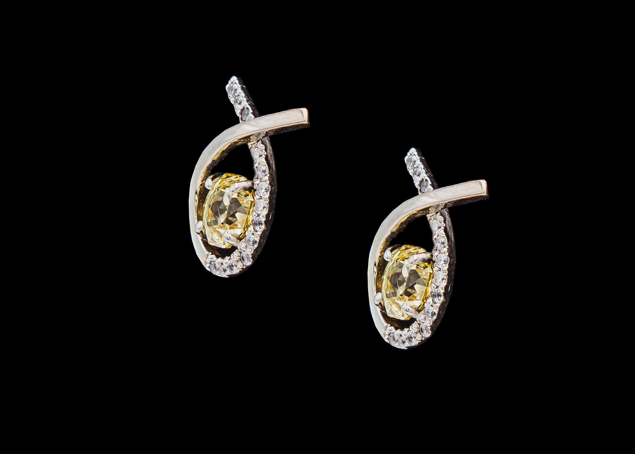 CI0001396 - 4.8 grams Platinum Gemstone and Diamond Stud Earrings