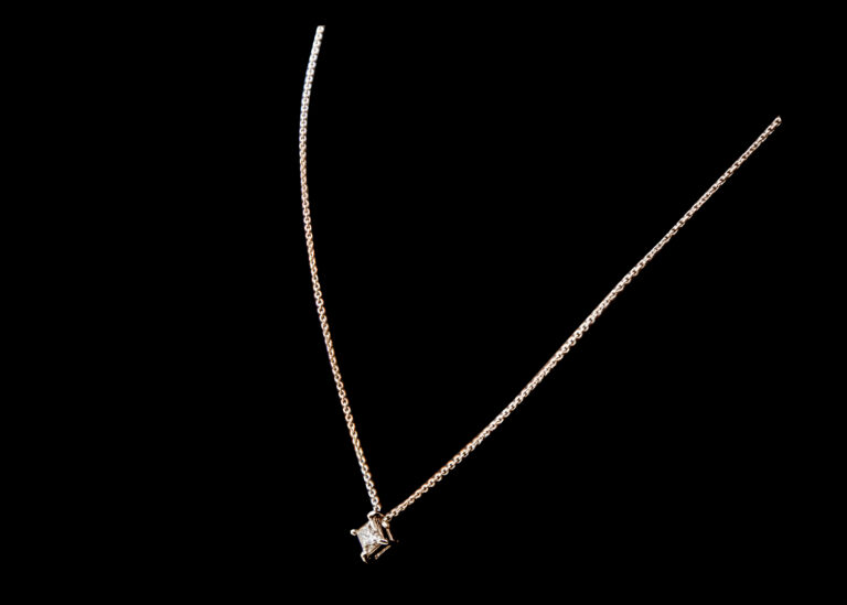 CI0001436 - 2.5 grams 18 carat White Gold Chain and Diamond Pendant