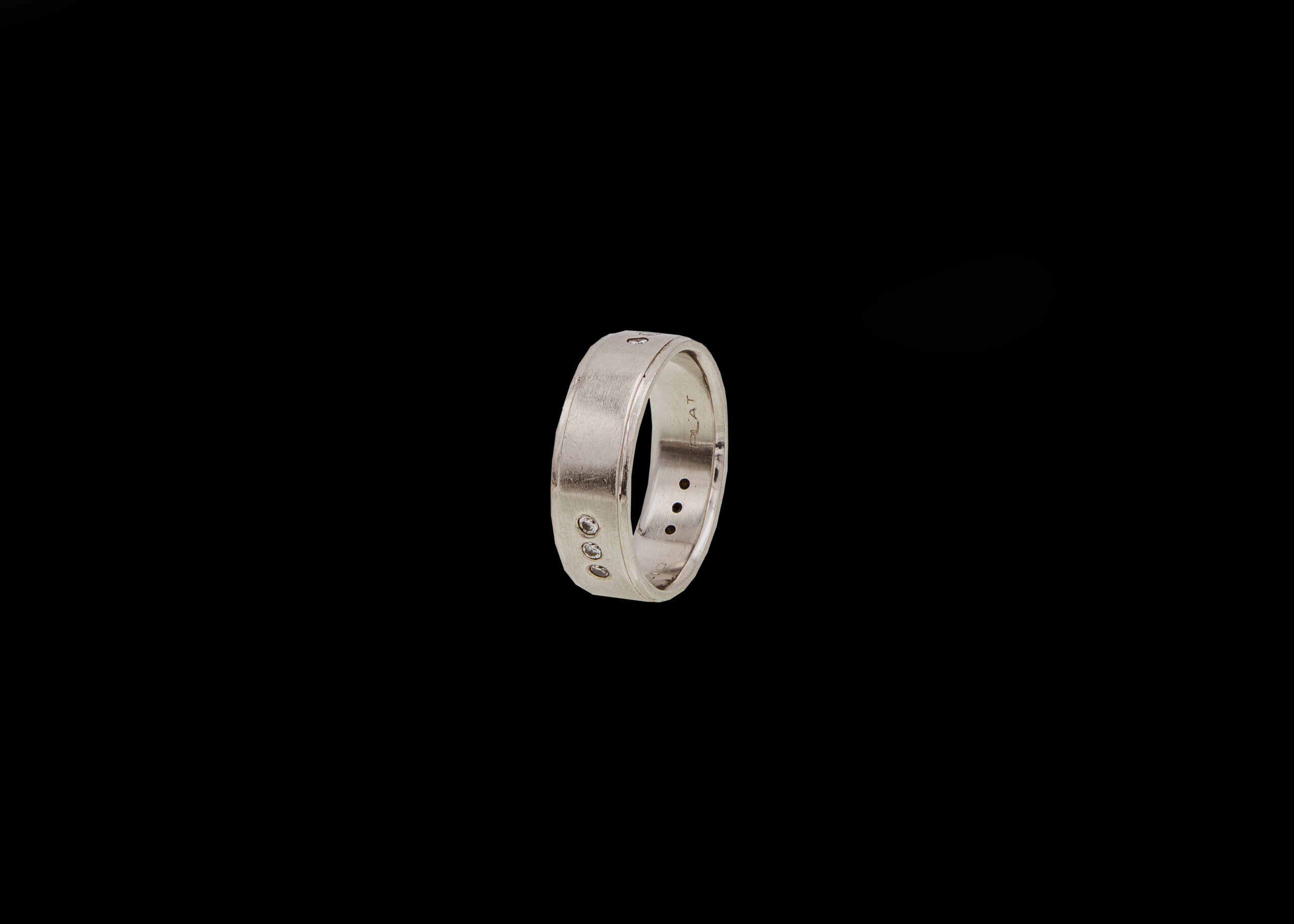 CI0001097 - 12.5 grams Platinum Diamond Gents Band