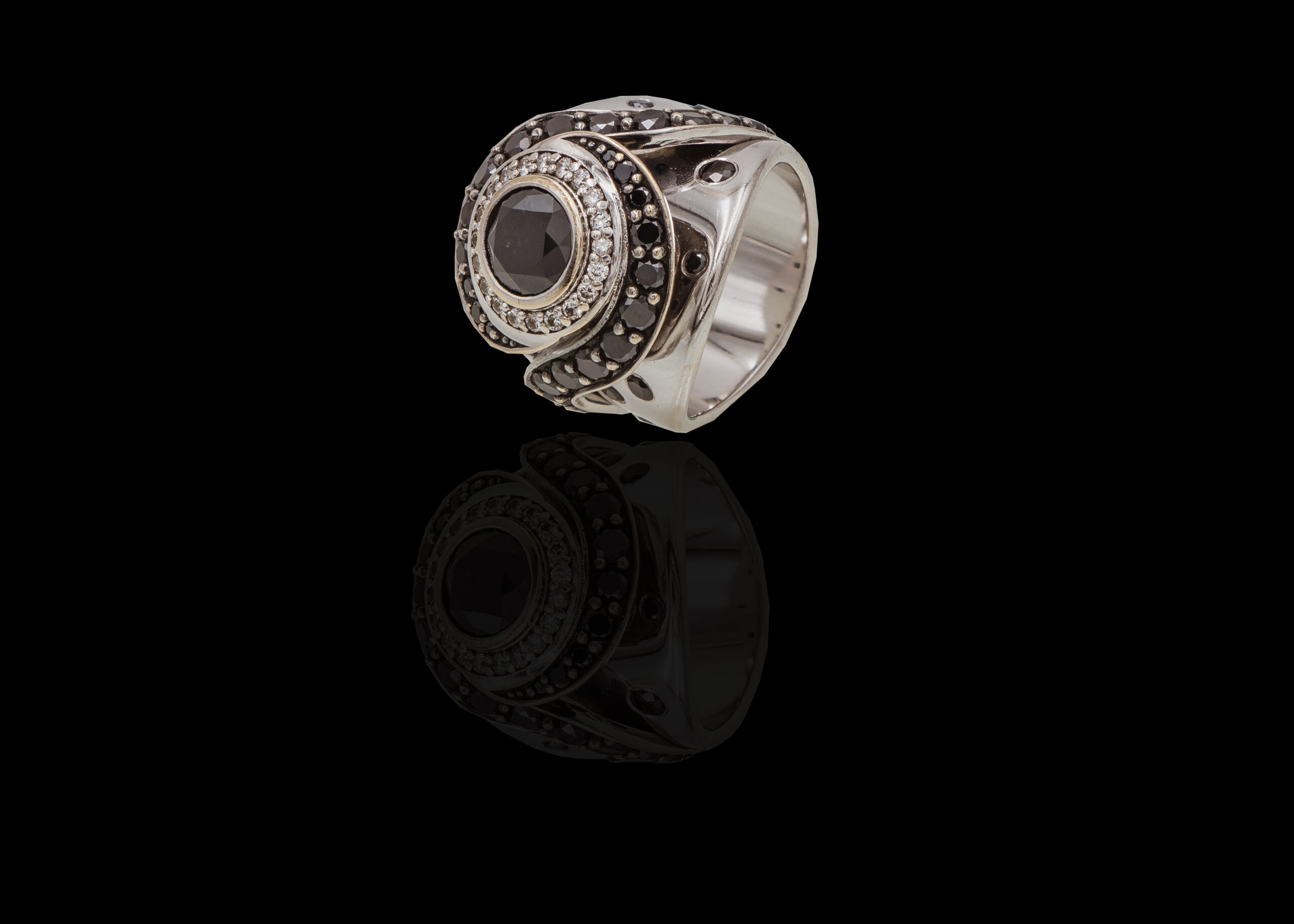 CI0001124 - 17.5 grams 18 carat White Gold Diamond Halo Ring