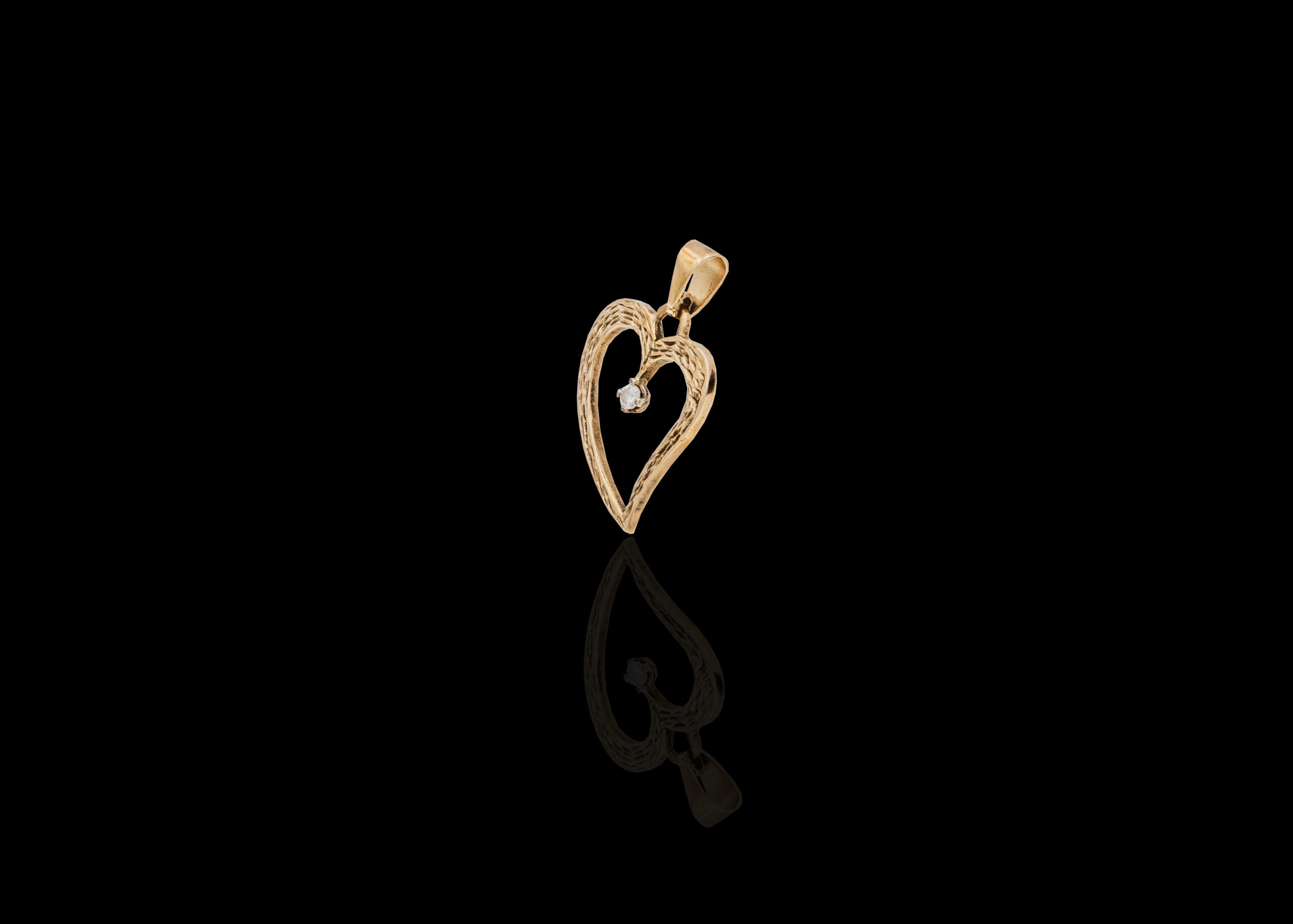 CI0001175 - 1.5 grams 9 carat Yellow Gold Diamond Heart Pendant