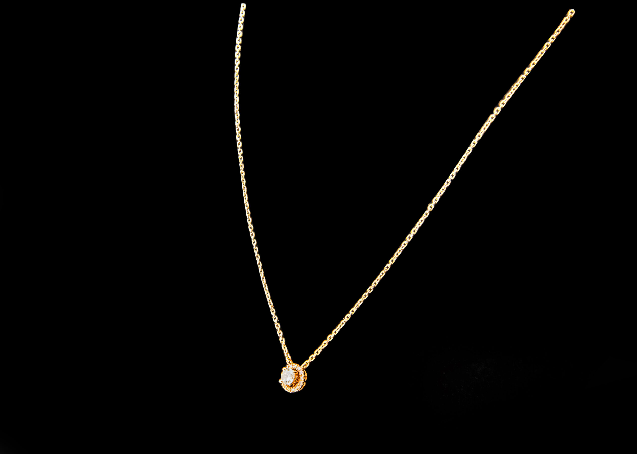 CI0001004 - 3.5 grams 18 carat Yellow Gold Chain and Diamond Pendant