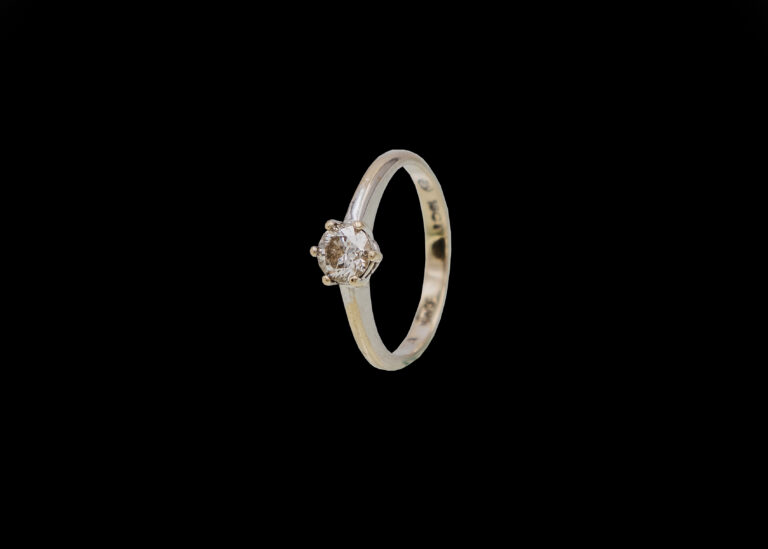 CI0001084 - 2.6 grams 18 carat White Gold Diamond Solitaire Ring