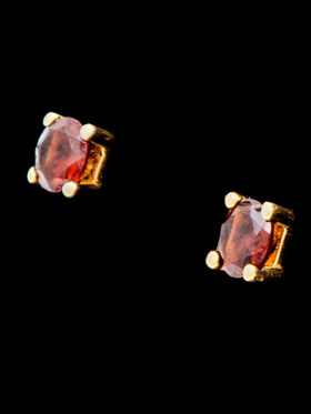 CI0001112 - 1.5 grams 9 carat Yellow Gold Garnet Stud Earrings