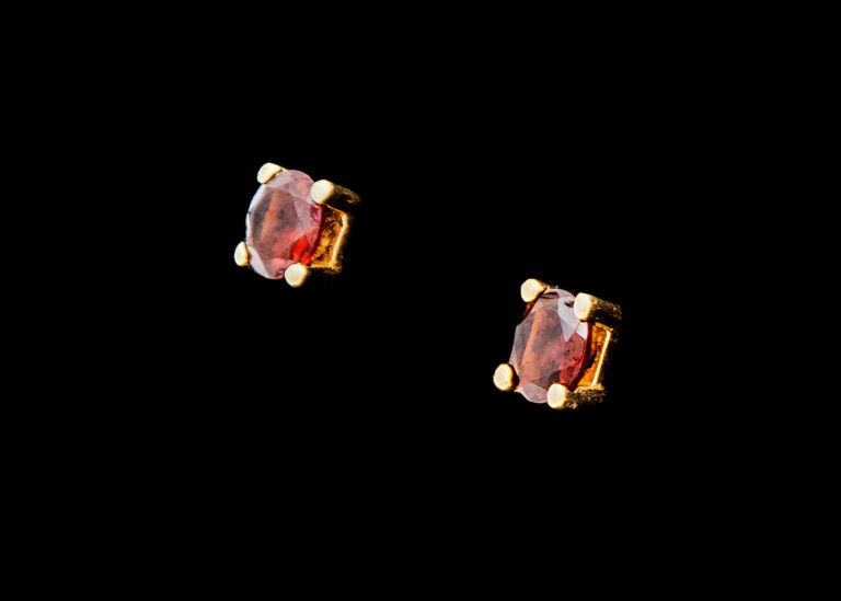CI0001112 - 1.5 grams 9 carat Yellow Gold Garnet Stud Earrings