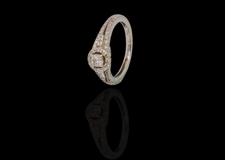 CI001593 - 2.4 grams 18 carat White Gold Diamond Halo Engagement Ring